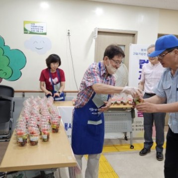 동구평생학습관 사회공헌활동 컵 과일 나눔활동 이미지