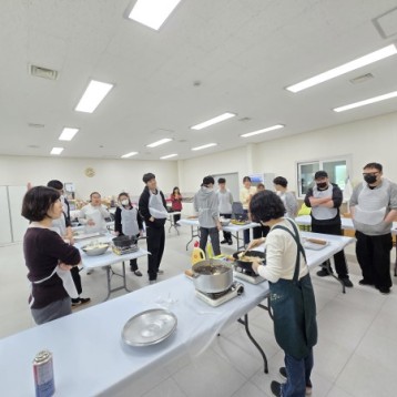 성인전환기 발달장애인 부모교육 지원사업 &#034;현장체험형&#034; 프로그램 - 한과만들기 체험 이미지